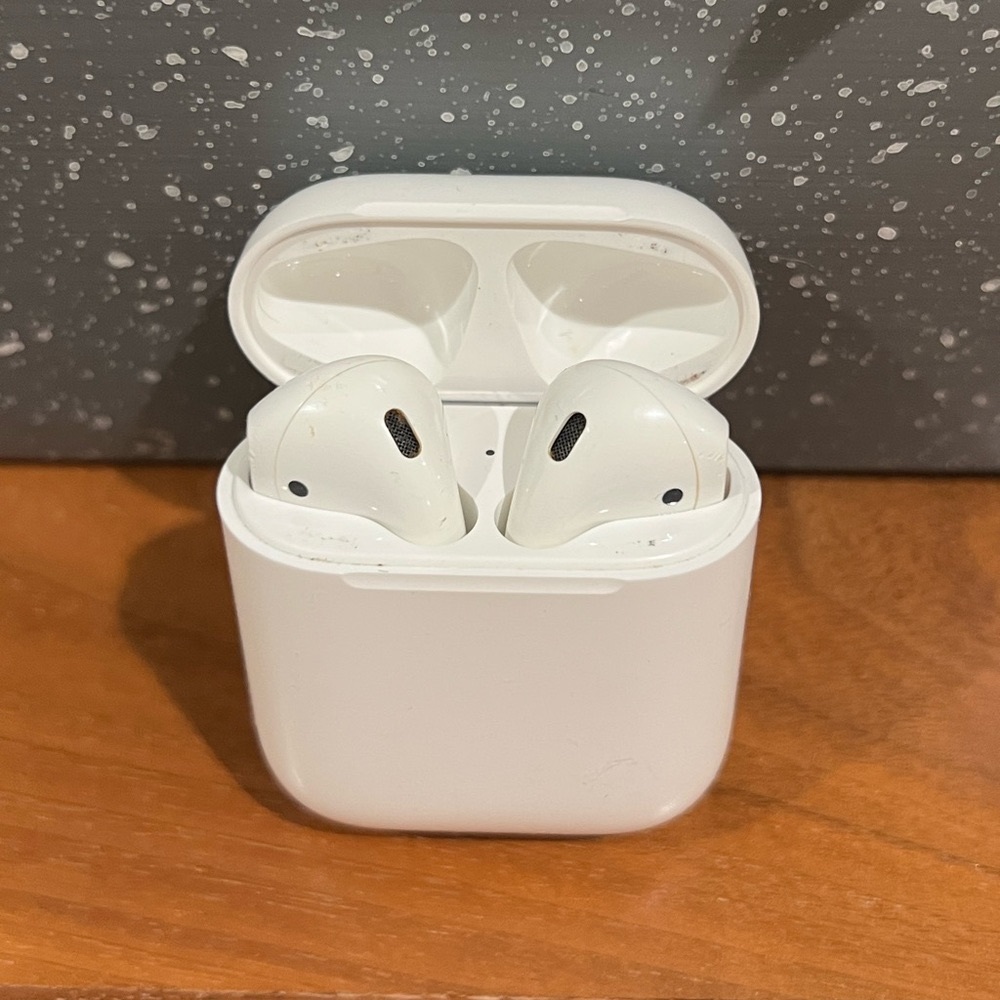 Apple AirPods (2nd Generation) & Charging Case